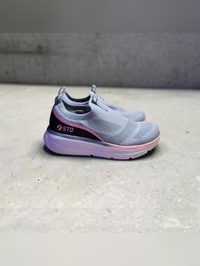 STQ Lightweight Slip-On Knit Sneakers in Light Gray and Coral